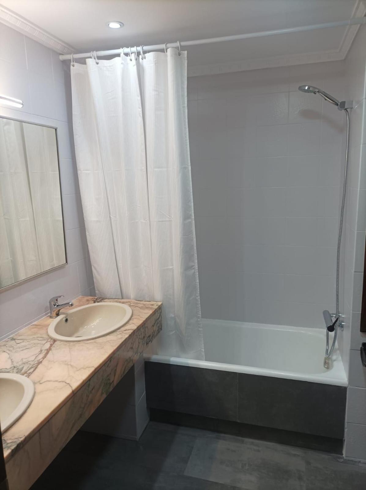 Club Nautic Apartment Кембрилс Екстериор снимка